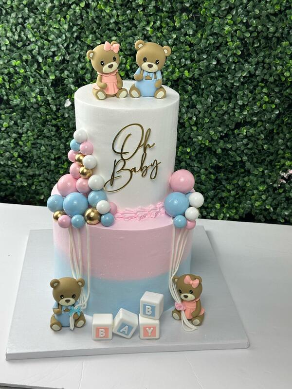 Yuni decorating a cake
